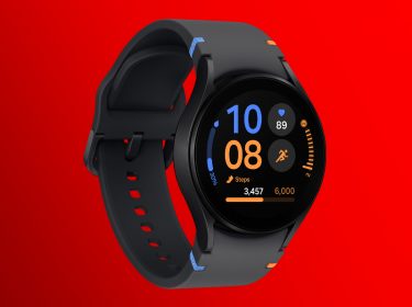 Smartwatch Samsung Galaxy Watch FE in Schwarz vor rotem Hintergrund