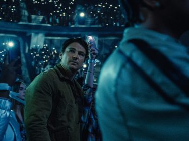 In Trap: No Way Out steht Cooper in der Menschenmenge auf dem Konzert.