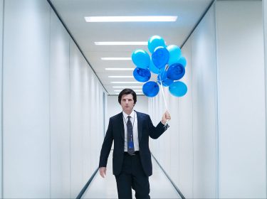 Das Bild in Severance Staffel 2 zeigt Mark Scout mit blauen Luftballons in der Hand.