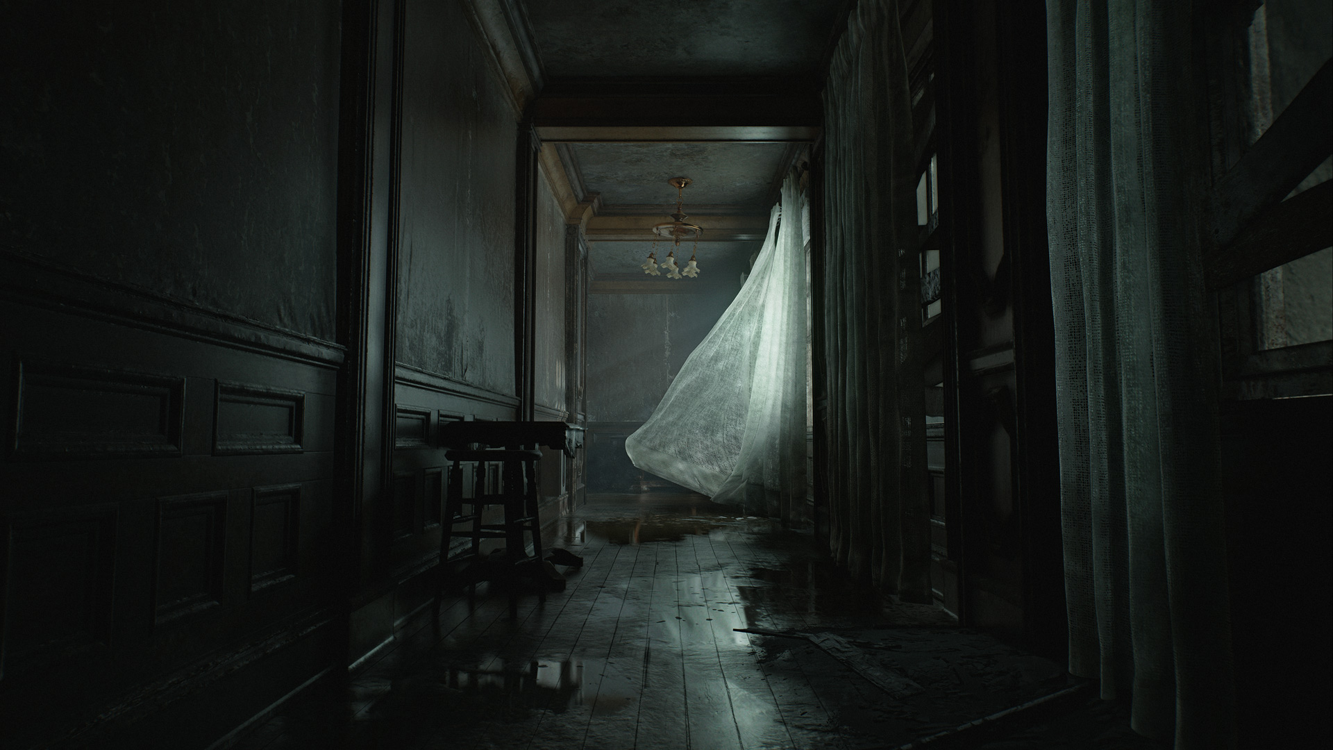 In diesem Screenshot aus Resident Evil Requiem ist ein dunkler, verfallener Flur mit nassen Holzböden zu sehen. Ein leichter Windstoß lässt einen halbtransparenten Vorhang durch das offene Fenster wehen. Das schwache Licht und die verlassene Einrichtung erzeugen eine beklemmende, unheilvolle Stimmung – typisch für Resident Evil Requiem.