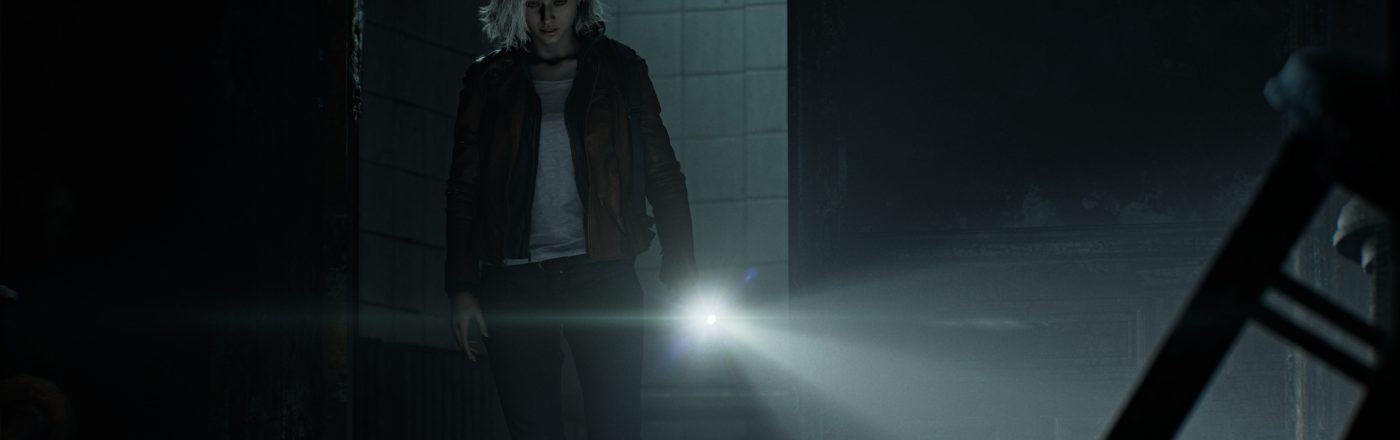 In dieser Szene aus Resident Evil Requiem betritt Protagonistin Grace Ashcroft einen düsteren, verfallenen Raum. Mit ernster Miene leuchtet sie mit einer Taschenlampe in die Dunkelheit. Die Umgebung wirkt verlassen und bedrohlich – schmutzige Kacheln, kaputte Möbel und schwaches Licht unterstreichen die unheimliche Atmosphäre von Resident Evil 9