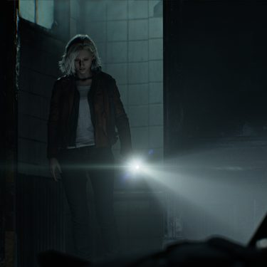 In dieser Szene aus Resident Evil Requiem betritt Protagonistin Grace Ashcroft einen düsteren, verfallenen Raum. Mit ernster Miene leuchtet sie mit einer Taschenlampe in die Dunkelheit. Die Umgebung wirkt verlassen und bedrohlich – schmutzige Kacheln, kaputte Möbel und schwaches Licht unterstreichen die unheimliche Atmosphäre von Resident Evil 9