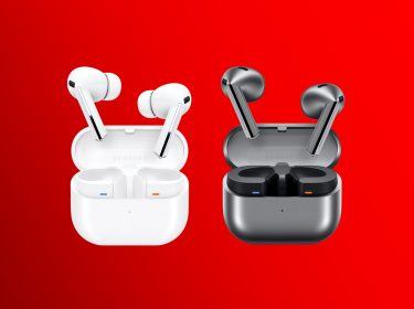 Auf der linken Seite kommen die weißen Buds3 Pro aus dem Ladecase hervor, auf der rechten seite die Buds3 in Silber aus dem Ladecase hervor.