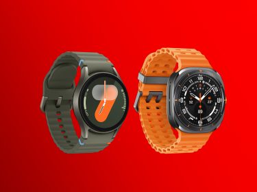 Links ist eine olivgrüne Samsung Galaxy Watch7 und recht eine graue Watch Ultra vor rotem Hintergrund zu sehen.