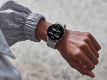 Die Samsung Galaxy Watch7 an einem Handgelenk.
