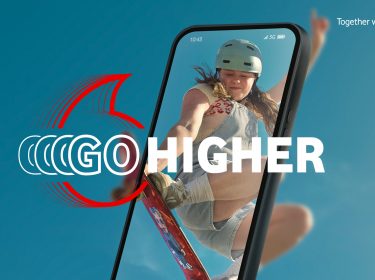 Auf diesem BIld zur neuen Vodafone-Go-Kampagne ist ein junges Mädchen auf einem Skateboard zu sehen. Sie springt vom Smartphone in die reale Welt. Darüber liegt der Text 