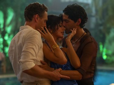 Tom Hiddleston als Jonathan Pine, Camila Morrone als Roxana und Diego Calva als Teddy in 