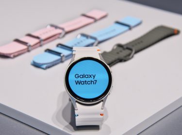 Eine Smartwatch und drei Armbänder in der Auslage.