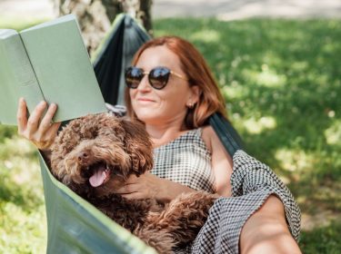 Frau liest Buch von Agatha Raisin