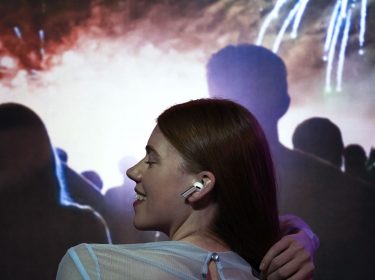 Frau trägt Galaxy Buds3 Pro im Club