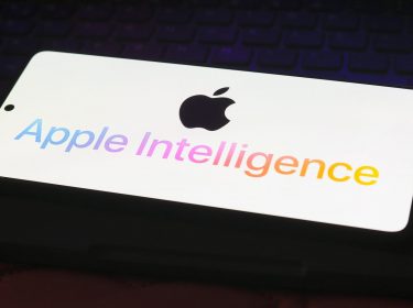 Ein iPhone zeigt den Namen Apple Intelligence auf dem Display