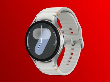 Die Galaxy Watch7 vor rotem Hintergrund