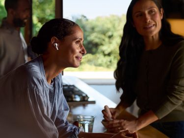 Frau trägt die AirPods 4.