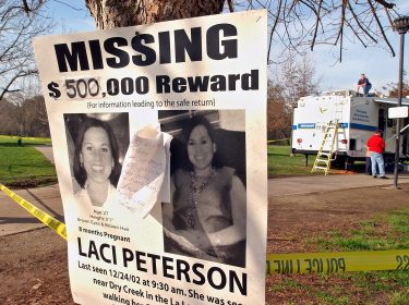 Plakat mit einer gesuchten Frau