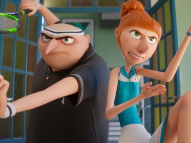 Auf dem Bild im GigaTV-Highlights im September 2024-Artikel siehst Du die Animationsfiguren Gru und seine Ehefrau Lucy Wilde in dem Film „Ich – einfach unverbesserlich 4“. Beide stehen in einer dynamischen Pose, als ob sie sich auf ein Tennisspiel vorbereiten. Gru hält einen Tennisschläger, während Lucy entschlossen in die Ferne blickt.
