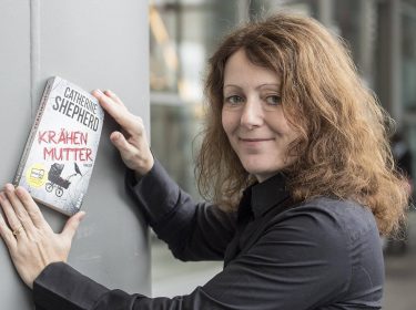 Die Schriftstellerin Catherine Shepherd hält ihr Buch 