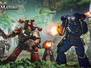 Auf dem Bild zu „Warhammer 40.000: Space Marine 2“ sind mehrere schwer gepanzerte Space Marines zu sehen, die sich in einem dichten, bewachsenen Dschungelgebiet in einer intensiven Schlacht gegenüberstehen. Links ist ein roter Chaos-Space-Marine mit einer gezackten Energieklinge zu erkennen, während rechts ein blauer Space Marine der Ultramarines mit einer Feuerwaffe schießt. Die Szene ist dynamisch und zeigt die Konfrontation zweier verfeindeter Fraktionen im Universum von Warhammer 40.000.