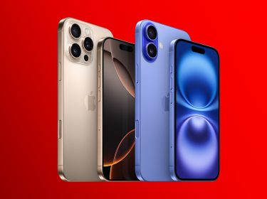 Auf diesem Bild zum Apple Event 2024 sind das iPhone 16 (Plus) und das iPhone 16 Pro (Max) nebeneinander zu sehen. Das iPhone 16 Plus in Blau zeigt ein glänzendes Display, während das iPhone 16 Pro Max in Gold mit seinem dreifachen Kamerasystem und edlem Design hervorsticht. Beide Geräte stehen vor einem leuchtend roten Hintergrund, der die eleganten Farben und das moderne Design der Smartphones betont.