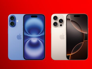 Auf dem Bild sind zwei Modelle der iPhone 16-Reihe zu sehen. Links befindet sich das iPhone 16 in Ultramarin, das von hinten und vorne abgebildet ist, mit einem Dual-Kamera-System und einem leuchtend blauen Display. Rechts daneben ist das iPhone 16 Pro in Wüstensand, mit einem Triple-Kamera-System und einem dunkleren, eleganten Display. Der Hintergrund ist in einem kräftigen Rot gehalten, was die beiden Smartphones hervorhebt.