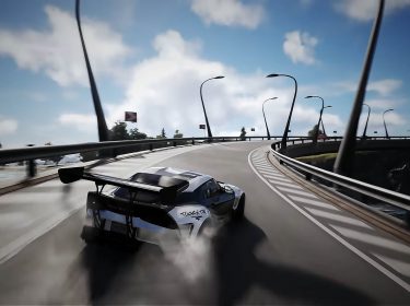 Ein:e Spieler:in driftet in CarX Street durch eine langgezogene Kurve