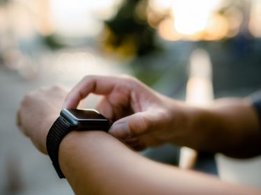 Mann stellt die Apple Watch um.