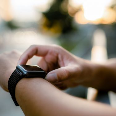 Mann stellt die Apple Watch um.