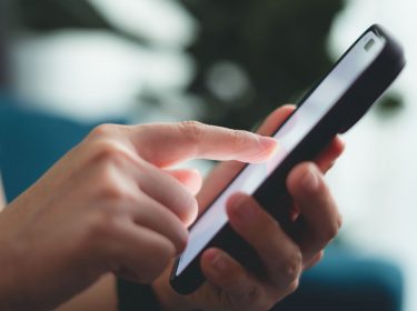 Mann tippt auf das Display seines Galaxy A35 5G