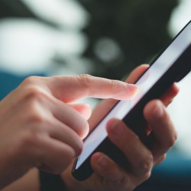 Mann tippt auf das Display seines Galaxy A35 5G