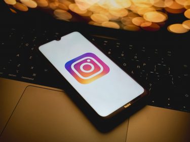 Das Logo von Instagram ist auf einem Smartphone abgebildet