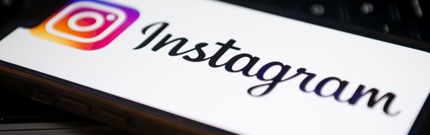 Logo von Instagram auf einem Smartphone abgebildet