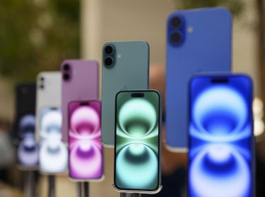 Modelle des iPhone 16 sind in einem Apple Store ausgestellt.