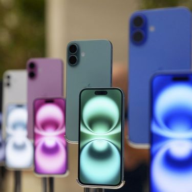 Modelle des iPhone 16 sind in einem Apple Store ausgestellt.