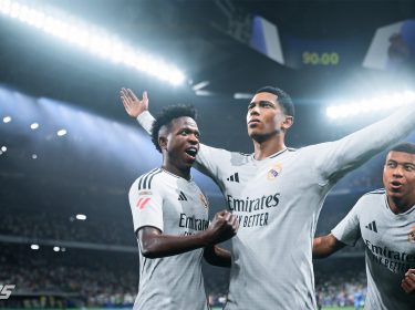 Auf dem Bild vom EA FC 25-Test sind drei Real Madrid-Spieler in jubelnder Pose zu sehen. In der Mitte steht Jude Bellingham mit ausgestreckten Armen und entschlossenem Blick. Links neben ihm jubelt Vinícius Júnior mit erhobener Faust und offenem Mund. Rechts ist Mbappe , der ebenfalls jubelt und nach vorne schaut. Die Spieler tragen weiße Real Madrid-Trikots mit der Aufschrift 