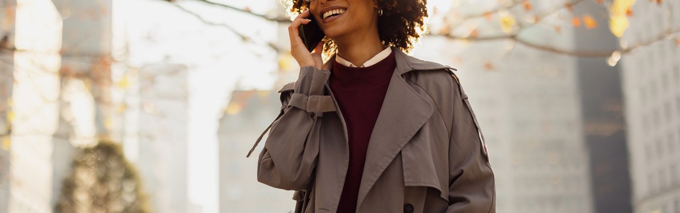 Auf dem Bild in dem Artikel zu den GigaMobil-Tarifen ist eine Frau mit Brille zu sehen, die lächelnd in einem herbstlichen Stadtpark telefoniert.