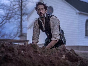 Auf dem Bild zu den GigaTV Highlights im Oktober ist Adrien Brody als Charles Boone in einer dramatischen Szene aus 