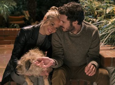 Kristen Bell und Adam Brody in einer Szene der Netflix-Comedy 