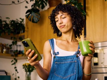 Frau schaut auf ihr iPhone
