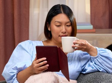 Frau liest E-Book auf dem Kindle Paperwhite Signature