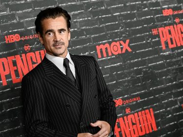 Auf dem Bild ist Colin Farrell zu sehen, der die Hauptrolle als Oswald Cobblepot, auch bekannt als der Pinguin, in der Serie 