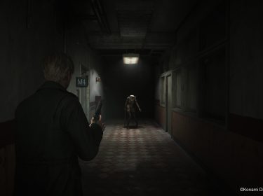 Auf dem Bild aus Silent Hill ist ein Mann mit einer Pistole in der Hand zu sehen, der durch einen düsteren Krankenhausflur geht. Vor ihm steht ein unheimliches Monster in einer Krankenschwestern-Uniform, das bedrohlich in seine Richtung blickt. Die düstere Atmosphäre und die schummrige Beleuchtung unterstreichen die angespannte Stimmung und typische Horror-Elemente der Silent Hill-Spiele.