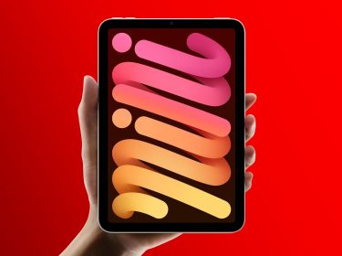 Menschliche Hand hält das iPad mini 7 hoch.