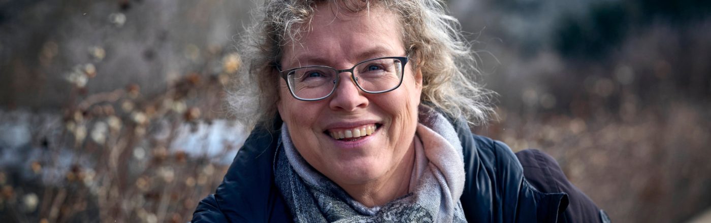 Kinderbuchautorin Katja Brandis lächelt in die Kamera.