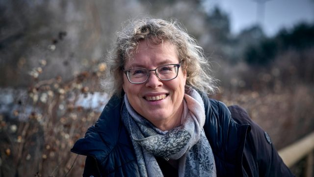 Kinderbuchautorin Katja Brandis lächelt in die Kamera.