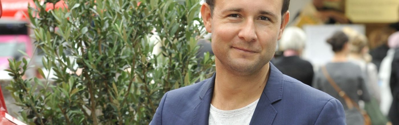 Autor Alexander Oetker posiert bei einem Pressetermin auf der Frankfurter Buchmesse.