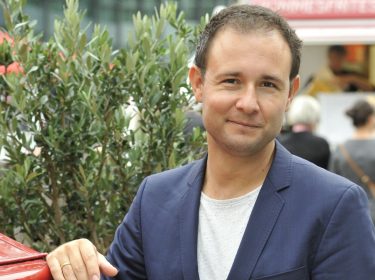 Autor Alexander Oetker posiert bei einem Pressetermin auf der Frankfurter Buchmesse.