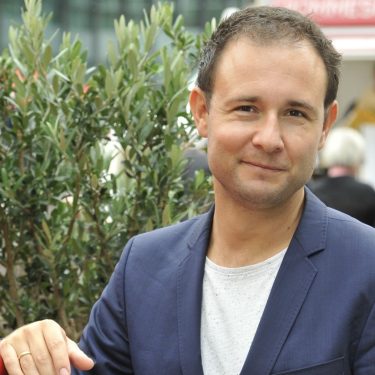 Autor Alexander Oetker posiert bei einem Pressetermin auf der Frankfurter Buchmesse.