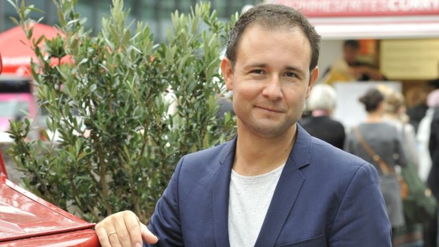 Autor Alexander Oetker posiert bei einem Pressetermin auf der Frankfurter Buchmesse.