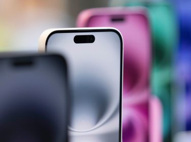 Unscharfe Nahaufnahme verschiedenfarbiger iPhone 16