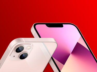 Das iPhone 13 vor rotem Hintergrund