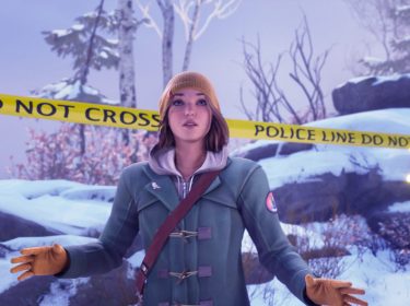 Auf dem Bild aus Life is Strange: Double Exposure Test ist Max vor einem mit gelbem „Police Line Do Not Cross“-Absperrband in einer verschneiten Waldlandschaft zu sehen. Sie trägt eine gelbe Mütze, einen grünen Mantel und braune Handschuhe. Ihr Gesichtsausdruck wirkt nachdenklich und konzentriert, als ob sie an einem Tatort Hinweise untersucht. Die winterliche Umgebung verstärkt die kühle, mysteriöse Stimmung der Szene.